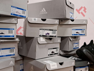 357 par obuwia marki Adidas, różne modele.
