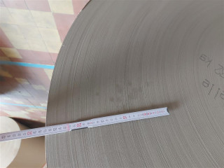 8 roli papieru o gramaturze 135g/m2 i szerokości roli 220 cm.